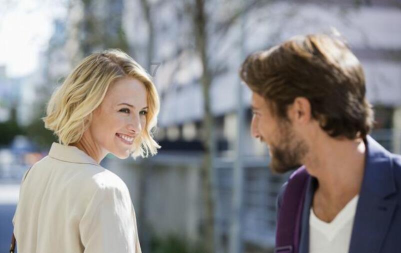 学校附近的人穿着很凉快，会不会影响孩子的心理健康呢？